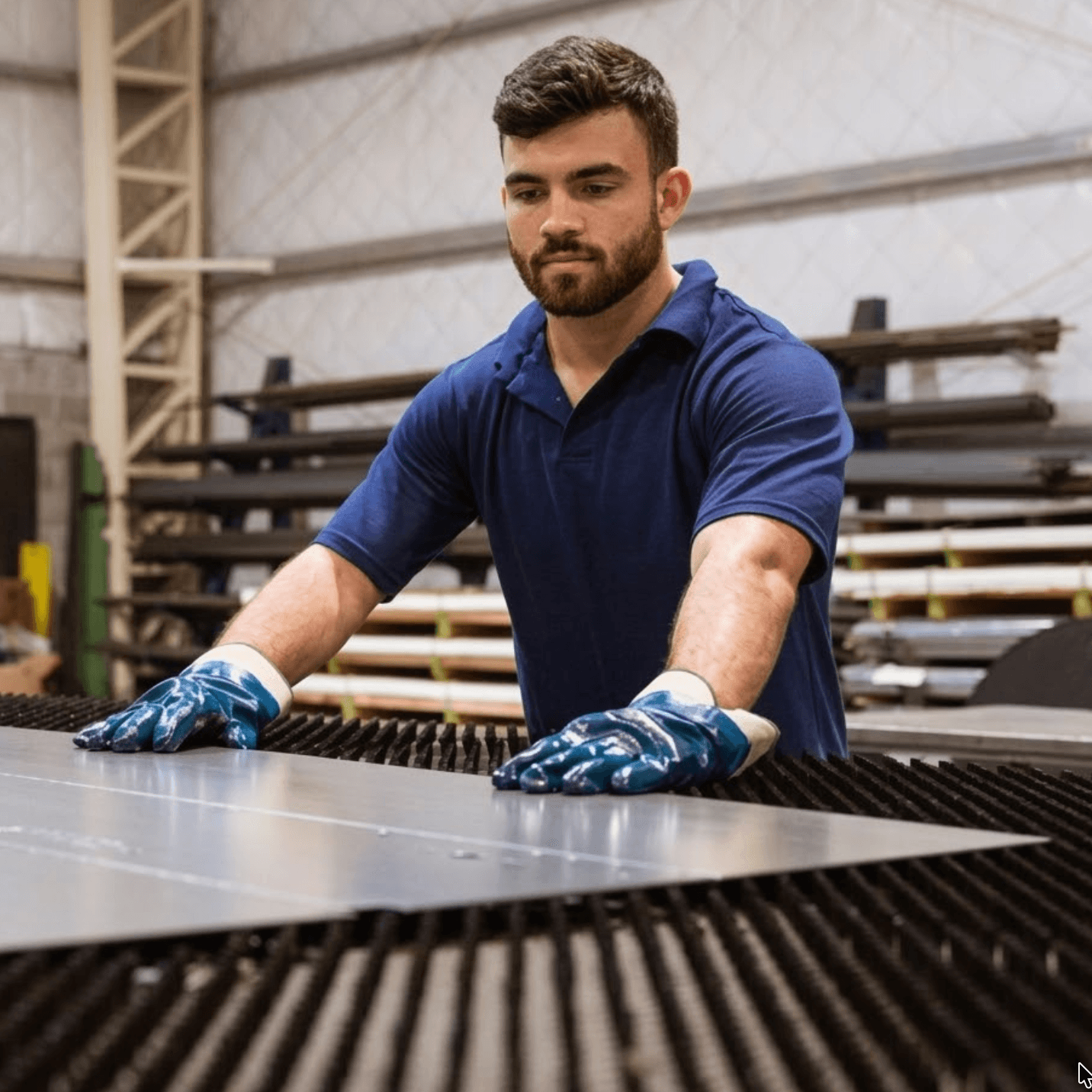 Blikkenslager som jobber med beslag på verkstedet